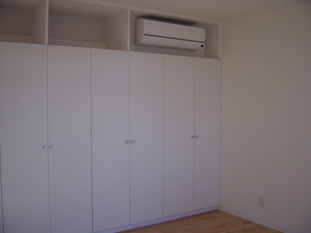 クローゼットと部屋に馴染むエアコン設置